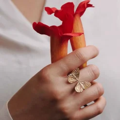 Bronzen ring vlindervleugels