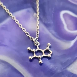 Zilveren halsketting cafeïnemolecule