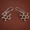 Zilveren oorbellen cafeïnemolecule