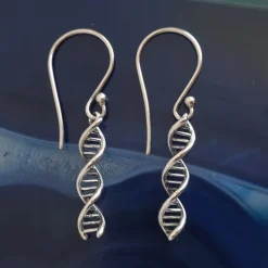 Zilveren oorbellen DNA dubbele helix