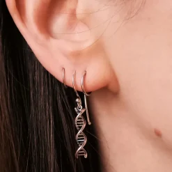 Zilveren oorbellen DNA dubbele helix