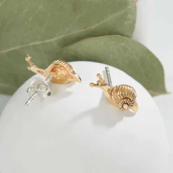 Zilveren oorbellen met bronzen slak