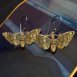 Zilveren oorbellen met bronzen doodshoofdvlinder