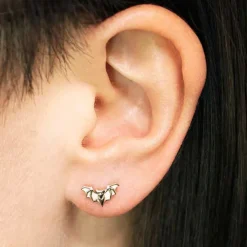 Zilveren oorbellen met bronzen vleermuis