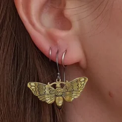 Zilveren oorbellen met bronzen doodshoofdvlinder