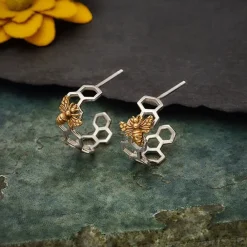 Zilveren oorbellen met honingraat en bronzen bij