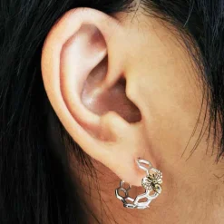 Zilveren oorbellen met honingraat en bronzen bij