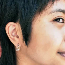 Zilveren oorbellen met honingraat en bronzen bij