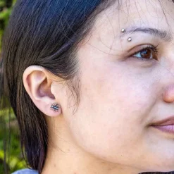 Zilveren oorbellen mier