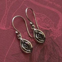 Zilveren oorbellen vulva