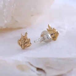 Zilveren studs met bronzen vlam